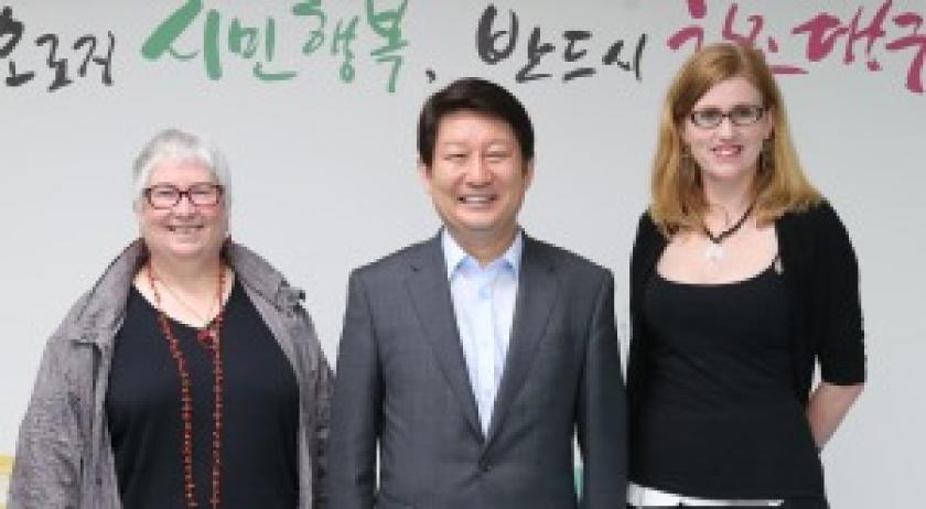 Kendall (left) and Pearson (right) met with Daegu Mayor Kwon Youngjin.