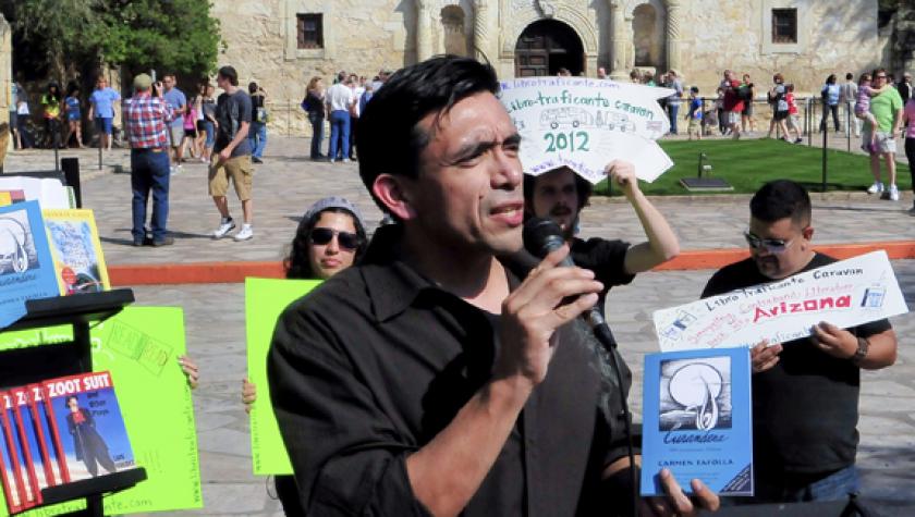 Tony Diaz speaking at a Librotraficante event