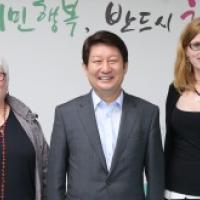 Kendall (left) and Pearson (right) met with Daegu Mayor Kwon Youngjin.
